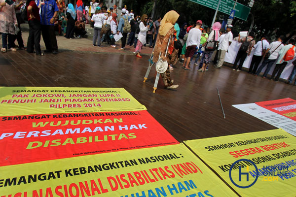 Sejumlah penyandang disabilitas mengikuti aksi unjuk rasa bertajuk Kebangkitan Nasional Penyandang Disabilitas di depan Istana Merdeka, Jakarta, Kamis (18/5).