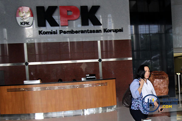 Mantan anggota DPR periode 2004-2009 Antarini Malik bergegas usai menjalani pemeriksaan di Gedung KPK Jakarta, Jumat (19/5).