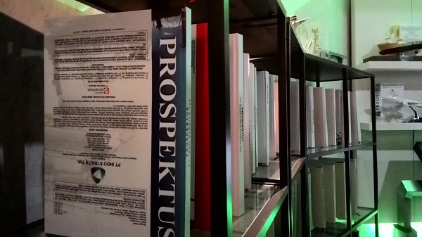 Tumpukan berkas prospektus di gedung Bursa Efek Indonesia. Foto: NNP