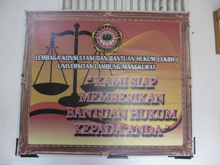 Tulisan di salah satu sudut LKBH Fakutas Hukum Universitas Lambungmangkurat, Banjarmasin. Foto: HOL/RIA