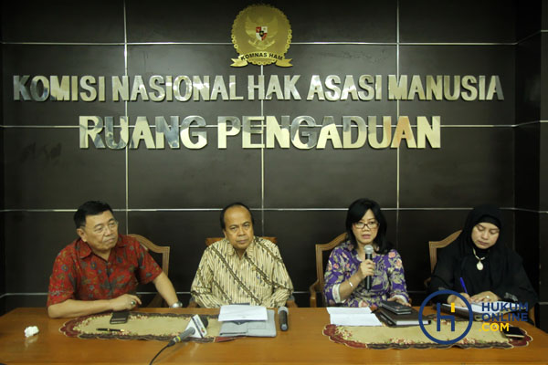 Komisi Nasional Hak Asasi Manusia (Komnas HAM) saat mengadakan konferensi pers untuk membahas kasus teror yang dialami penyidik senior KPK, Novel Baswedan, di Jakarta, Selasa (23/5).