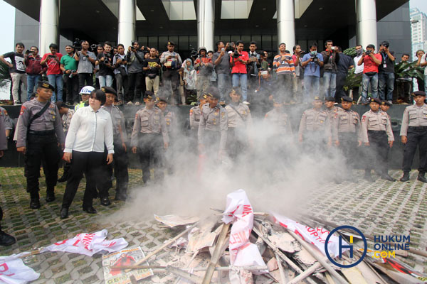 Sejumlah mahasiswa yang tergabung dalam Mahasiswa Melawan Lupa Mega Korupsi BLBI bersitegang dengan aparat kepolisian saat melakukan aksi di depan gedung KPK, Jakarta, Selasa (23/5).