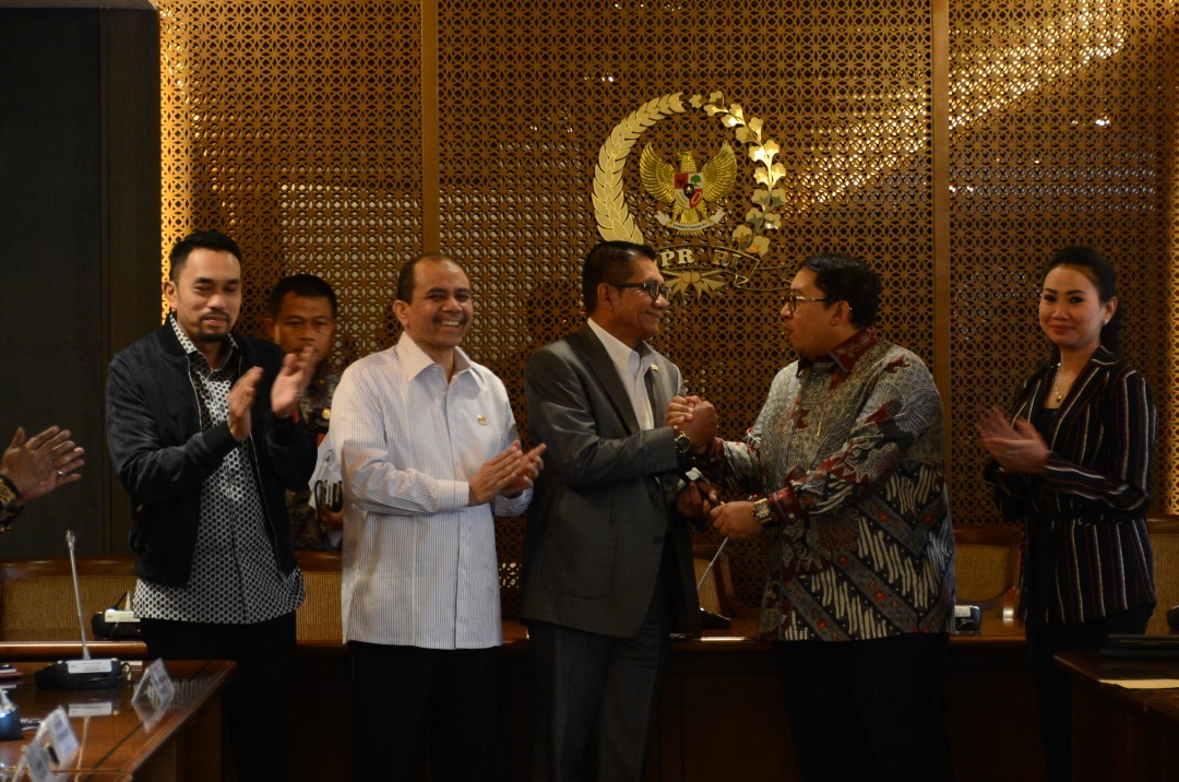 Agun Gunanjar mendapat ucapan selamat dari Fadi Zon usai terpilih menjadi Ketua Pansus Hak Angket KPK di Gedung DPR, Rabu (7/6). Foto: RFQ  