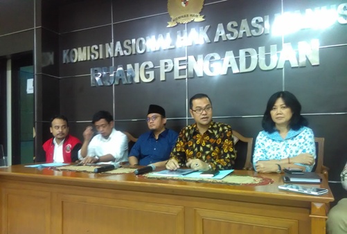 Komisioner Komnas HAM, Maneger Nasution (nomor 2 dari kanan) dalam konperensi kemungkinan pembentukan TGPF. Foto: ADY
