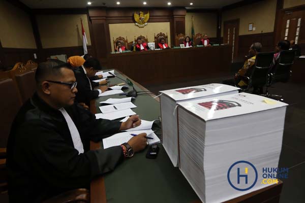 Terdakwa dugaan korupsi pengadaan KTP elektronik tahun anggaran 2011-2013 Irman dan Sugiharto menjalani sidang pembacaan tuntutan di Pengadilan Tipikor Jakarta, Kamis (22/6). Foto: RES