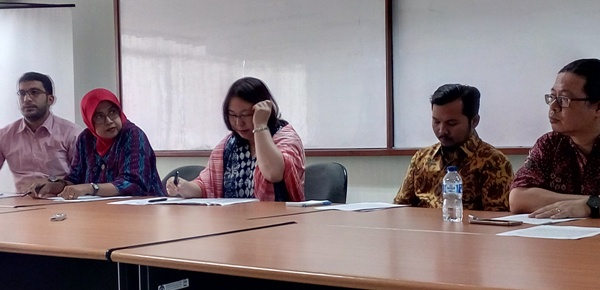 Anggota Koalisi yang mengkritik RUU Penyiaran versi Baleg saat konperensi pers di Jakarta, Senin (03/7). Foto: EDWIN