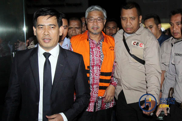 Gubernur Sulawesi Tenggara Nur Alam mengenakan rompi tahanan seusai diperiksa penyidik KPK Jakarta, Rabu (5/7). Foto: RES
