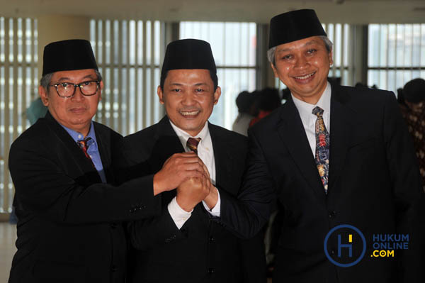 Tiga Penasihat KPK yang baru dilantik yakni Budi Santoso, Mohammad Tsani Annafari, dan Sarwono Sutikno. Foto: RES. 