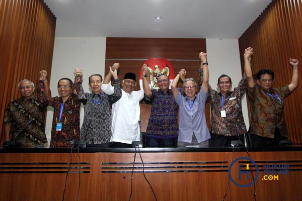 Sejumlah mantan pimpinan KPK bersatu menolak hak angket KPK karena dinilai melemahkan lembaga antirasuah itu usai menggelar jumpa pers di Gedung KPK Jakarta, Jum'at (7/6). Foto: RES 