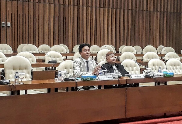 Prof Yusril Ihza Mahendra dan Zain Badjeber saat memberikan pandangannya di Ruang Pansus Hak Angket KPK, Gedung DPR, Senin (10/7). Foto: RFQ