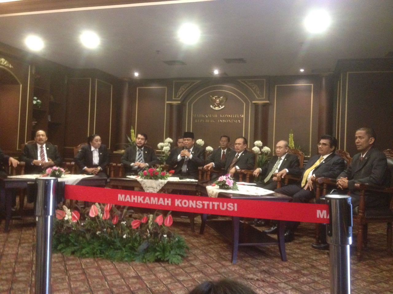 Arief Hidayat usai terpilih kembali sebagai ketua MK secara aklamasi didampingi delapan hakim konstitusi dan Panitera dan Sekjen MK di Gedung MK, Jum'at (14/7). Foto: AID. 