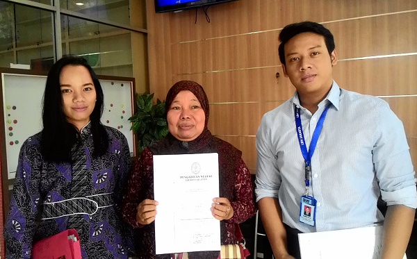 Marni (tengah) didampingi dua pengacara dari LBH Jakarta ketika meminta penjelasan soal ganti rugi korban salah tangkap ke kantor Kementerian Hukum dan HAM. Foto: NNP