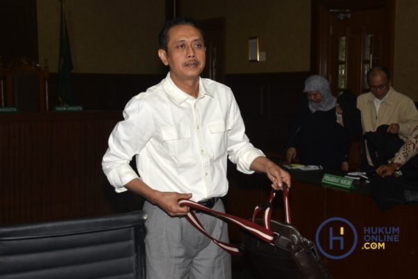 Mantan Penyidik pada Ditjen Pajak Handang Soekarno usai mendengarkan pembacaan vonis 10 tahun di Pengadilan Tipikor Jakarta, Senin (24/7). Foto: RES