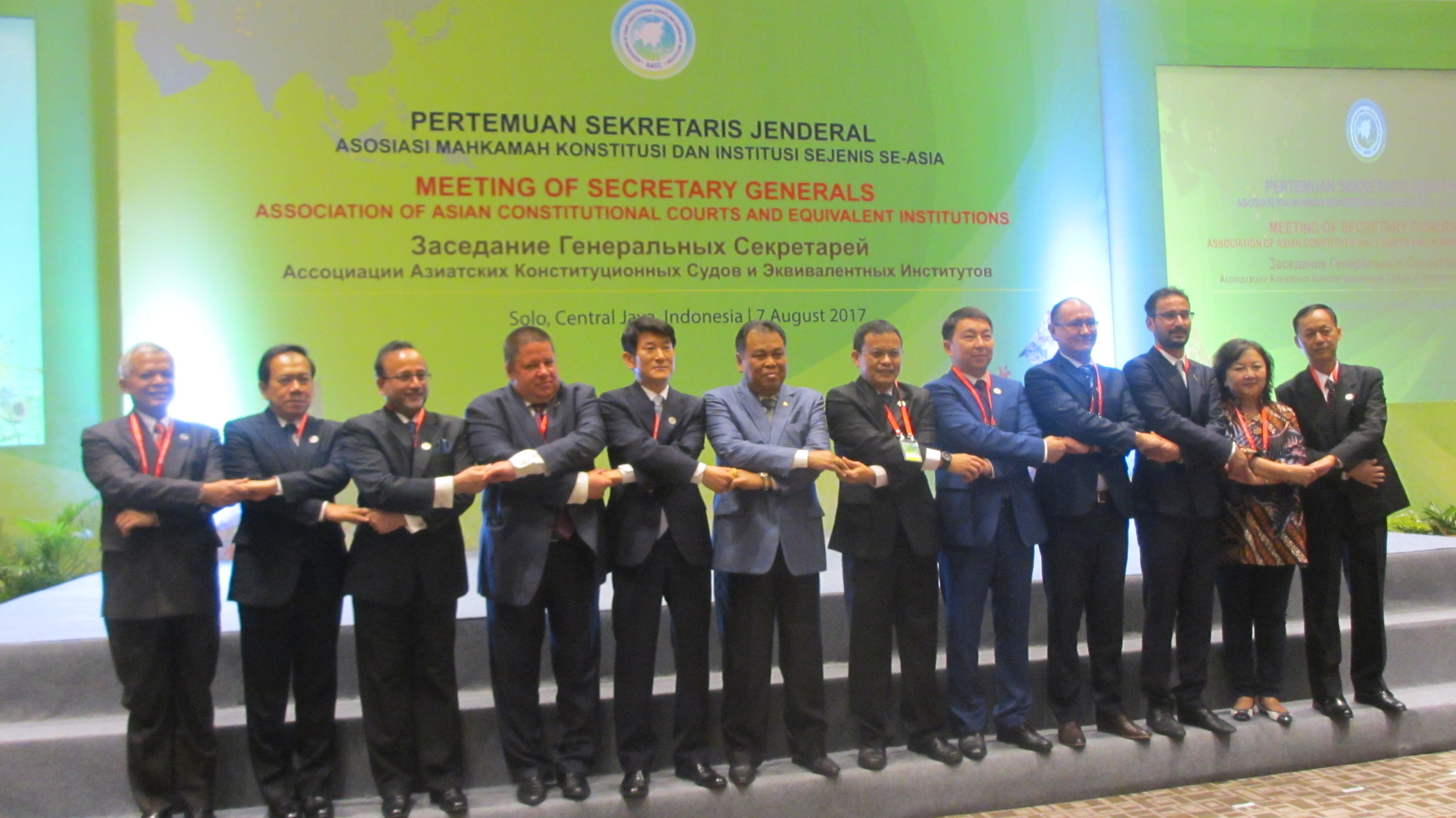 Presiden AACC Arief Hidayat bersama para Sekretaris Jenderal AACC usai menggelar rapat di Hotel Alila, Solo, Senin (7/8). Foto: AID