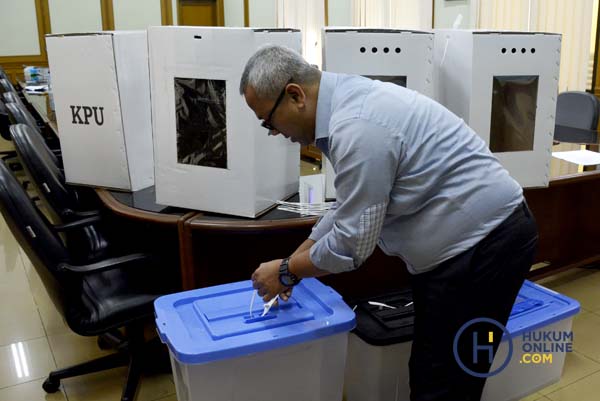 Ketua Komisi Pemilihan Umum Republik Indonesia (KPU) Arief Budiman saat merilis desain kotak suara yang baru di kantor KPU Pusat di Jakarta, Senin (7/8). 