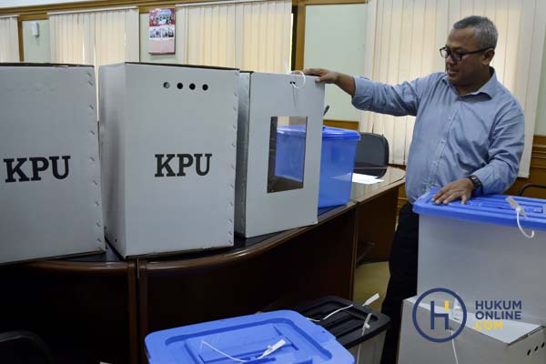 Ketua Komisi Pemilihan Umum Republik Indonesia (KPU) Arief Budiman saat merilis desain kotak suara yang baru di kantor KPU Pusat di Jakarta, Senin (7/8). 