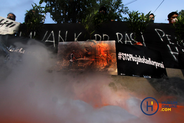Aksi protes aktivis Wahana Lingkungan Hidup Indonesia (Walhi) di Taman Aspirasi Monas, Jakarta, Selasa (8/8). 