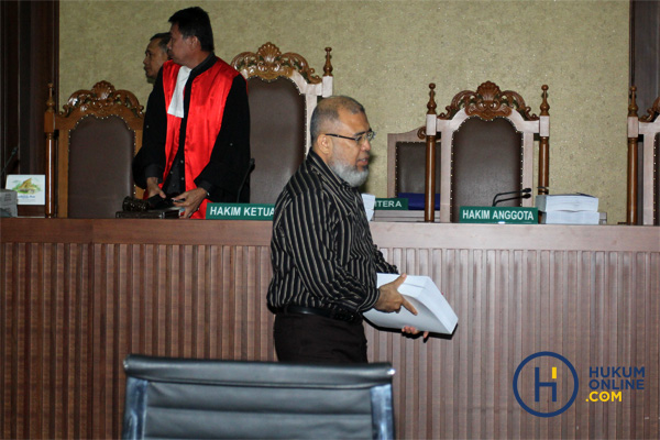 Patrialis Akbar usai mendengarkan pembacaan tuntutan jaksa KPK di Pengadilan Tipikor Jakarta, Senin (14/8). Foto: RES