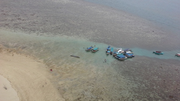 Ilustrasi laut batas dengan darat dan nelayan Indonesia. Laut di salah satu wiayah di Belitung. Foto: MYS
