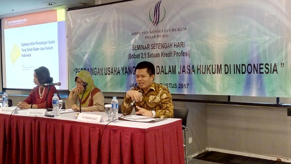 Ketua KPPU, Syarkawi Rauf (kanan) dan narasumber lain dalam seminar yang diselenggarakan HKHPM di Jakarta, Senin (21/8). Foto: EDWIN