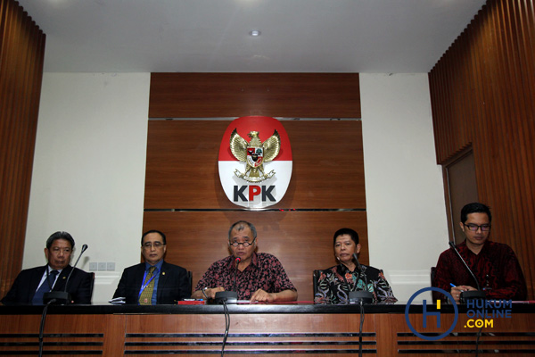 Juru Bicara MA Suhadi, Ketua Kamar Pengawasan MA Sunarto, Ketua KPK Agus Rahardjo, dan Kepala Biro Hukum dan Humas MA Abdullah (kiri ke kanan) berbicara kepada wartawan saat konferensi pers terkait operasi tangkap tangan (OTT) di Pengadilan Negeri (PN) Jakarta Selatan di gedung KPK Jakarta, Selasa (22/8). Foto: RES