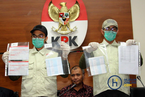 Penyidik KPK tengah menunjukkan barang bukti hasil operasi tangkap tangan sebagai bagian fungsi penindakan KPK. Foto: RES