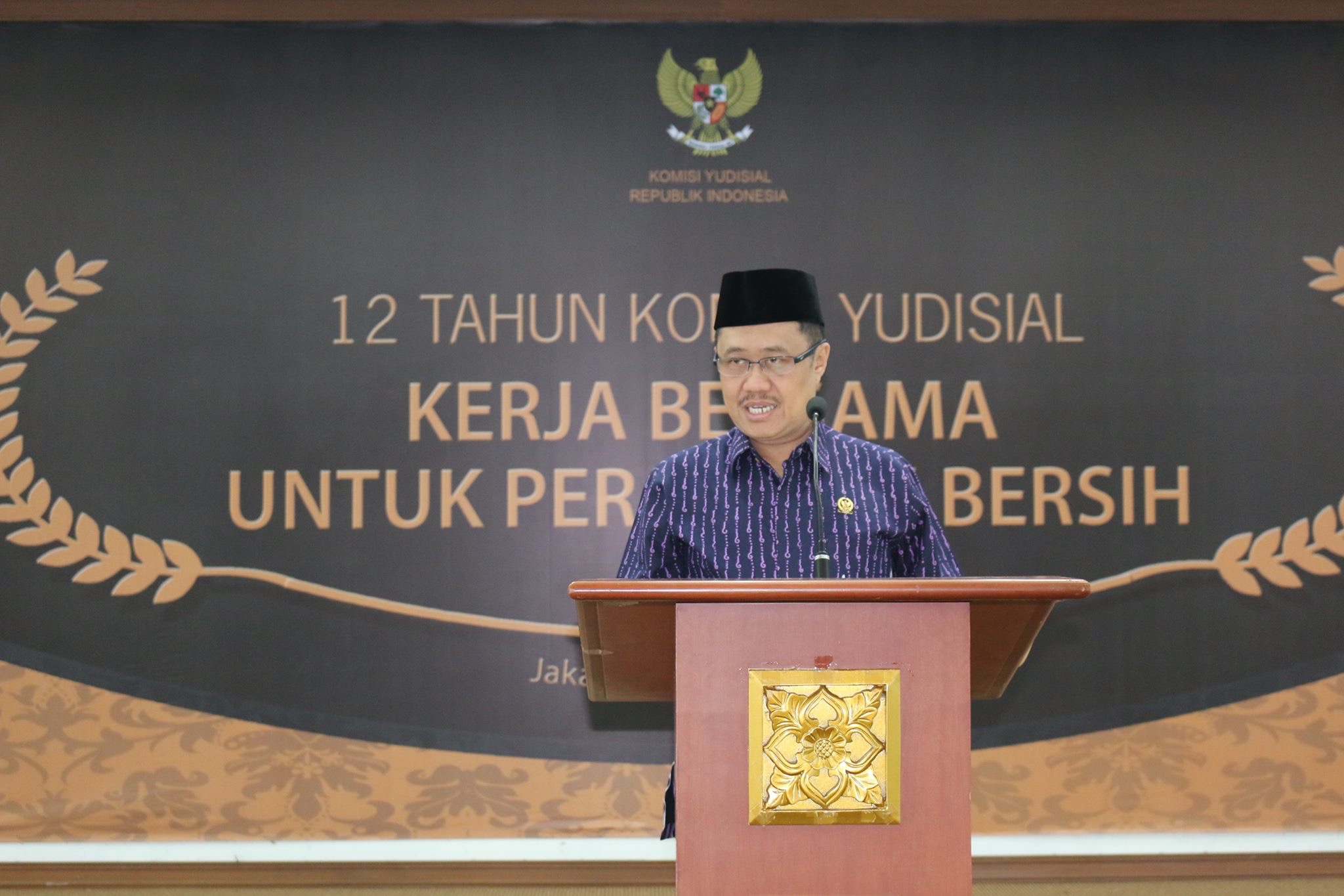 Ketua KY Aidul Fitriciada Azhari saat menyampaikan sambutan di acara HUT KY ke-12, Rabu (23/8) di Gedung KY Jakarta. Foto: Humas KY