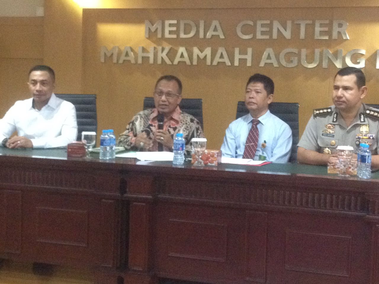 Sekretaris MA Achmad Setya Pudjoharsoyo didampingi Kepala Biro Hukum dan Humas MA Abdullah dan Brigjen (Pol) Dharma Pongrekun saat konferensi pers di Gedung MA Jakarta, Rabu (31/8). Foto: AID