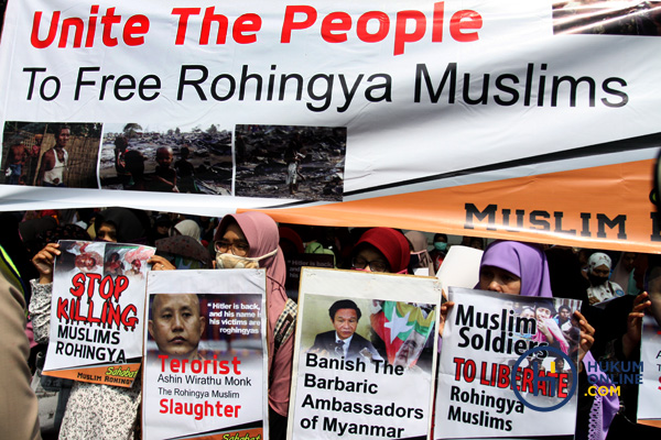 Sejumlah massa yang tergabung dalam Sahabat Muslim Rohingya melakukan aksi di Kedubes Myanmar, Jakarta, Senin (4/9). Dalam aksinya pengunjuk rasa menuntut pemerintah mengusir Dubes Myanmar dari Indonesia menyusul tragedi kemanusiaan etnis Rohingya. Foto: RES