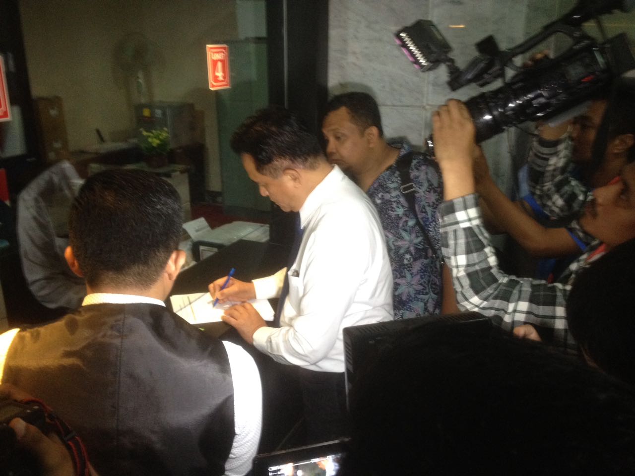 Ketua Umum PBB Yusril Ihza Mahendra saat mendaftarkan uji materi UU Pemilu di Gedung MK Jakarta, Selasa (5/8). Foto: AID