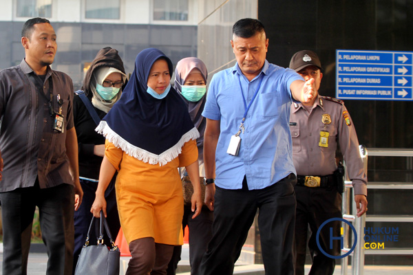 Hakim Pengadilan Tipikor Bengkulu, Dewi Suryana saat dibawa petugas Komisi Pemberantasan Korupsi, Kamis (7/9). Foto: RES