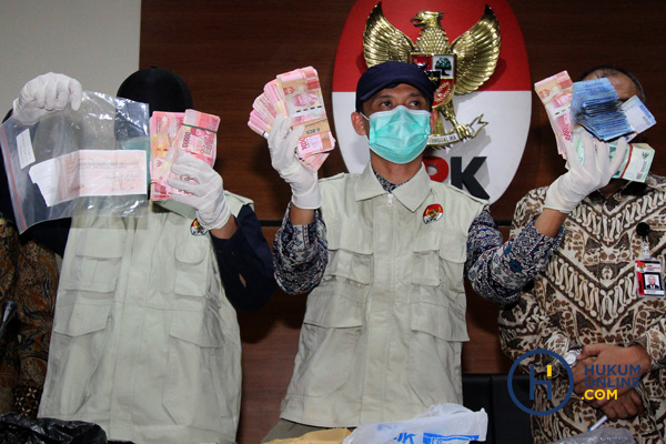 KPK Tunjukan Barang Bukti OTT Hakim Tipikor Bengkulu 4.JPG