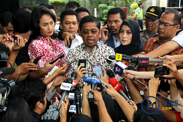 Sekjen Partai Golkar Idrus Marham (tengah) mendatangi gedung KPK untuk menyampaikan surat keterangan ketidakhadiran Ketua DPR Setya Novanto karena sakit ke KPK dalam pemeriksaan kasus korupsi e-KTP di Gedung KPK Jakarta, Senin (11/9). Foto: RES