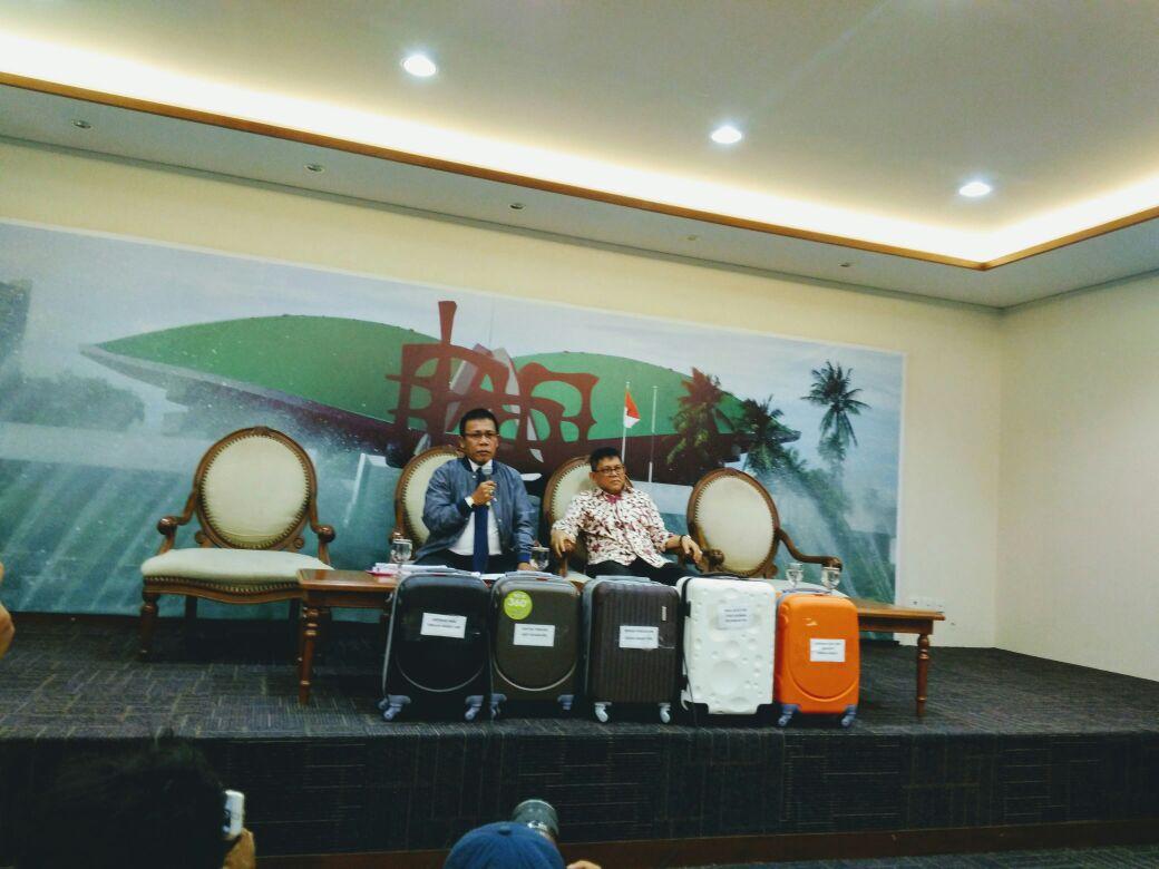 Wakil Ketua Pansus Angket KPK Taufikulhadi dan Masinton Pasaribu memberi keterangan pers terkait berbagai temuan Pansus yang akan disampaikan ke presiden sebelum diparipurnakan di Gedung DPR, Senin (18/9). Foto: RFQ