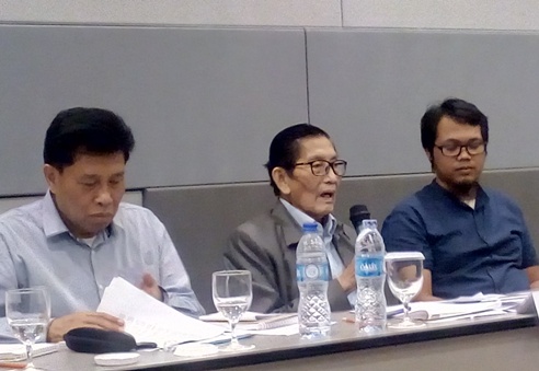 Husseyn Umar (tengah), dan Subani (kiri) memberikan penjelasan tentang BANI kepada wartawan di Jakarta, Senin (18/9). Foto: EDWIN