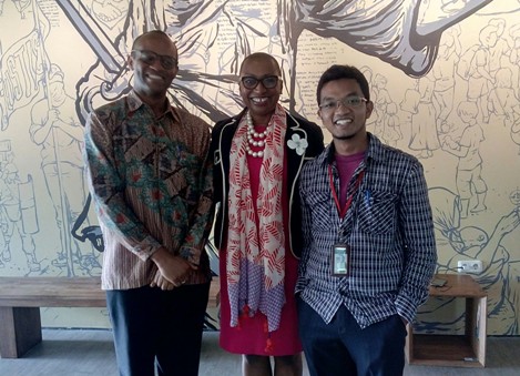 Sandie Okoro (tengah) in house counsel Bank Dunia, bersama jurnalis hukumonline (kanan) di Jakarta, Rabu (20/9). Foto: ISTIMEWA