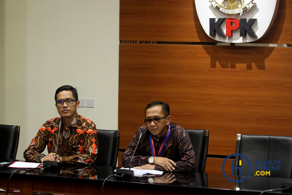 Juru bicara KPK Febri Diansyah bersama Kepala Biro Humas dan Kerja Sama Internasional BPK R Yudi Ramdan Budiman saat memberikan keterangan pers mengenai penerimaan suap oleh auditor BPK, Jakarta, Jumat (22/9). Foto: RES 