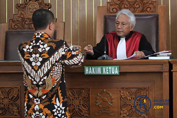 Hakim Cepi Iskandar, hakim tunggal praperadilan Setnov, sedang menerima berkas dari salah satu pihak. Foto: RES