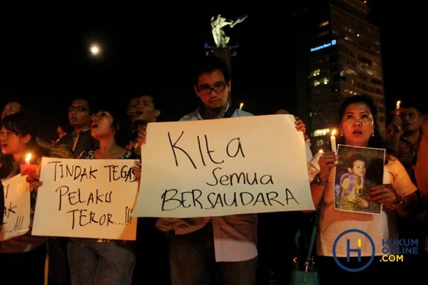 Aksi damai dan aksi menyalakan lilin di Bundaran HI untuk mengutuk kasus bom di Samarinda, pada 14 November 2016. Foto: RES