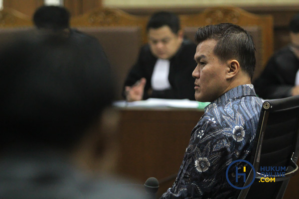 Terdakwa pengusaha Andi Agustinus atau Andi Narogong saat menjalani sidang perdana kasus korupsi e-KTP di Pengadilan Tipikor Jakarta (14/8). Foto: RES 