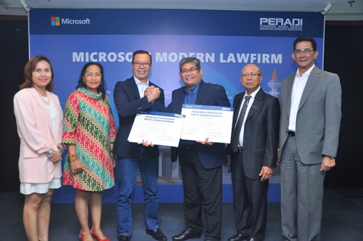 Pengurus Microsoft Indonesia dengan Pengurus DPN Peradi. Foto: EDWIN