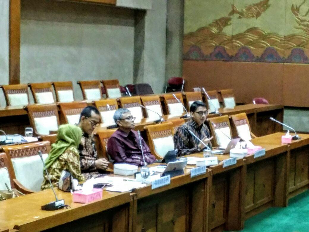 Refly Harun bersama Zainal Arifin Mochtar dan Didik Rachbini saat memberi masukan revisi UU No. 5 Tahun 1999 tentang Larangan Praktik Monopoli dan Persaingan Usaha Tidak Sehat di Gedung DPR, Senin (2/10). Foto: RES 