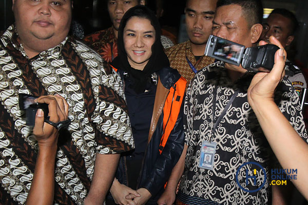 Bupati Kukar Rita Widyasari Akhirnya Ditahan KPK 2.JPG