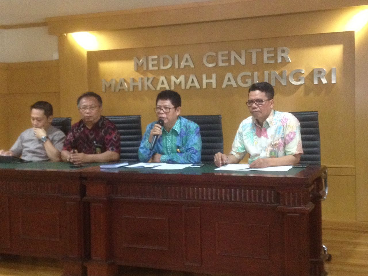 Kepala Biro Hukum dan Humas MA Abdullah didampingi stafnya saat konferensi pers di Gedung MA Jakarta. Foto: AID