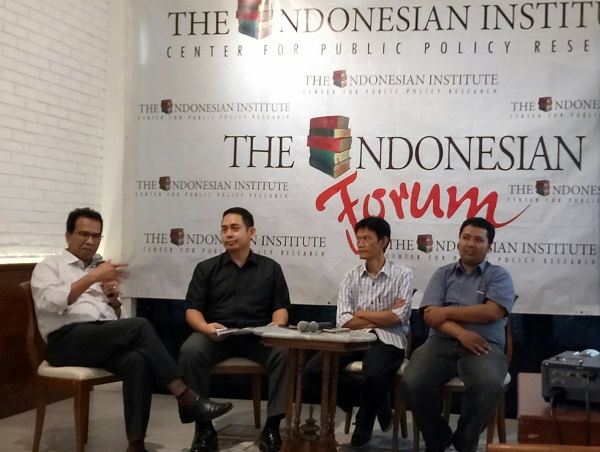 Dari kiri ke kanan: Ifdhal Kasim (Tenaga Ahli Utama KSP), Eryanto Nugroho (Peneliti PSHK), Abd. Rohim Ghazali (Moderator), Arfianto Purbolaksono (Peneliti The Indonesian Institute). Foto: CR-24
