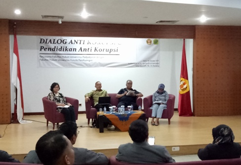 Dialog antikorupsi di kampus FH Unpad Bandung, Senin (16/10). Foto: ADJI