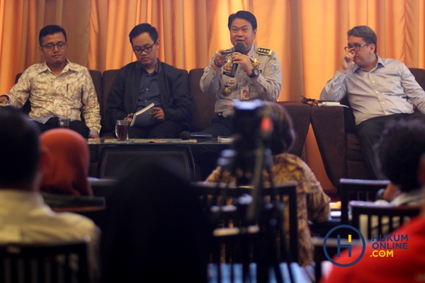 Achmad Izzul Waro (pengamat Transportasi) kiri, Andri Yansah (Kepala Dinas Perhubungan DKI Jakarta) kedua kanan dan Berly Martawardaya (Direktur Program INDEF) kanan saat menjadi pembicara di acara diskusi publik yang mengangkat tema 