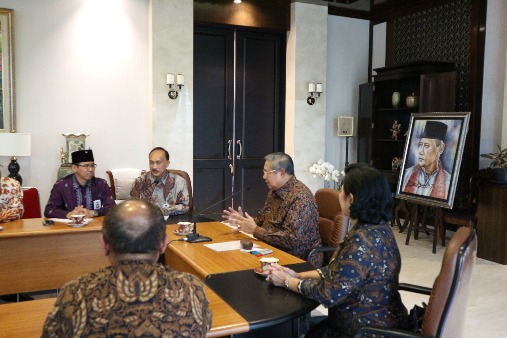 Pimpinan DJSN bersilaturrahmi dengan mantan Presiden Susilo Bambang Yudhoyono. Foto: Humas DJSN.