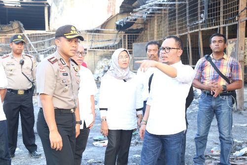Menteri Tenaga Kerja M Hanif Dhakiri memeriksa pabrik yang terbakar di Kosambi, Tangerang, pada  Minggu (29/10). Foto: Humas Kemenaker