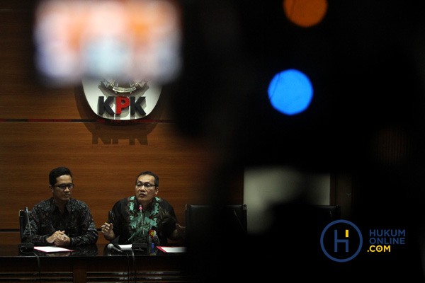 Wakil Ketua KPK Saut Situmorang dan Juru Bicara KPK Febry DIandyah saat mengumumkan status tersangka kepada Bupati Konawe Utara berkaitan dengan izin-izin pertambangan. Foto: RES